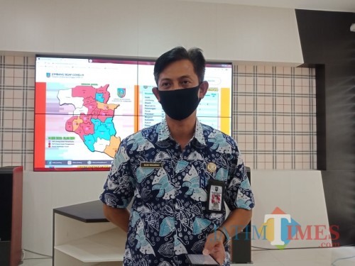 Juru Bicara Gugus Tugas Pencegahan dan Penanganan Pandemi Covid-19 Kabupaten Jombang Budi Winarno saat diwawancarai sejumlah wartawan. (Foto : Adi Rosul / JombangTIMES/