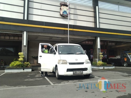 Mobil travel ilegal yang diamankan oleh Polres Tulungagung (Joko Pramono/ JatimTIMES)