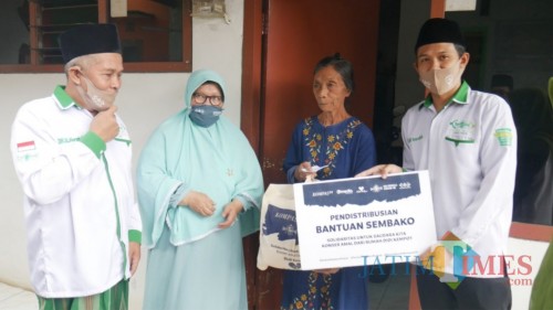 Paket sembako yang dibagikan oleh Kiai Marzuki Mustamar