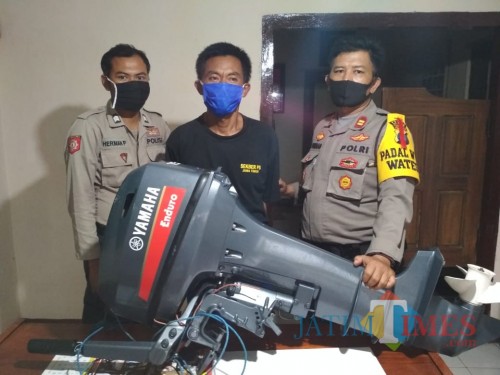 Pelaku JR dan BB mesin perahu diamankan Polsek Wates.(Foto : Aunur Rofiq/BlitarTIMES)