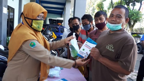 Pemberian paket kesehatan 'personal hygiene' dari Dinas Kesehatan Kota Malang kepada supir angkot di Kota Malang. (Foto: Dokumentasi Dinkes Kota Malang).