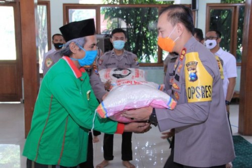 Penyerahan paket zakat fitrah pada masyarakat kurang mampu oleh Polres Madiun, Selasa (19/05/2020)
