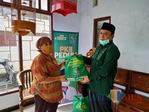 Politisi PKB Totok Sugiarto membagika paket sembako kepada warga terdampak Covid-19.(Foto : Aunur Rofiq/BlitarTIMES)