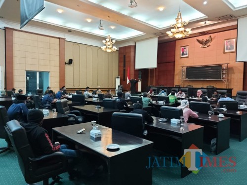 Suasana hearing yang dilakukan Komisi D DPRD Jombang dengan para buruh korban PHK di Jombang. (Foto : Adi Rosul / JombangTIMES)