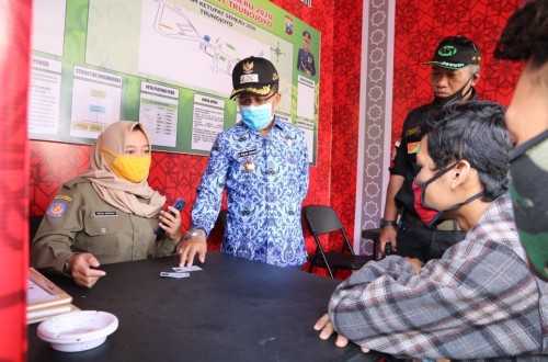 Wakil Wali Kota Batu Punjul Santoso saat melihat KTP pengendara yang berbeda KK di pos check point Jalan Trunojoyo. (Foto: Humas Pemkot Batu)