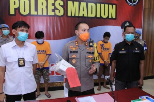 AKBP Eddwi Kurniyanto dalam pers release di Mapolres Madiun beserta barang bukti pencurian. (Foto:Istimewa)