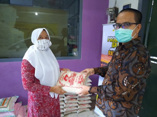 Anggota Komisi B DPRD Kota Malang, Bayu Rekso Aji (kanan) saat menyalurkan sembako program 'Gaji Untuk Rakyat' kepada salah satu warga. (Foto:Istimewa)