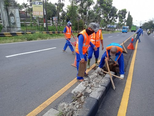 Beberapa petugas saat melakukan pembongkaran median jalan di depan gerbang pos check point Bakpao Telo Lawang. (Foto: Istimewa)