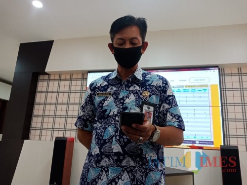 Juru Bicara Gugus Tugas Pencegahan dan Penanganan Pandemi Covid-19 Kabupaten Jombang saat diwawancarai sejumlah wartawan. (Foto : Adi Rosul / JombangTIMES/