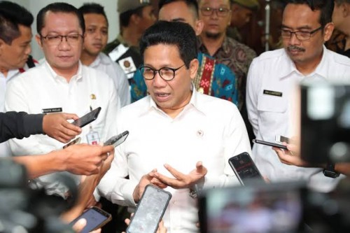 Menteri Desa, Pembangunan Daerah Tertinggal dan Transmigrasi (PDTT) Abdul Halim Iskandar saat memberikan keterangan pada pers. (Foto: Kemendesa.go.id)