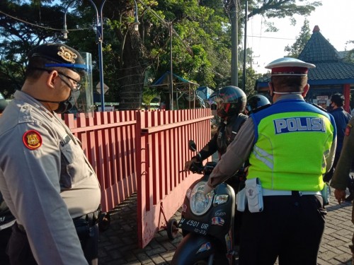 Petugas Check Point saat melakukan pemeriksaan kendaraan saat PSBB (Ist)