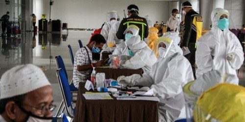 Proses pemeriksaan rapid test dan skrining terhadap TKI (Tenaga Kerja Indonesia) yang baru pulang dari luar negeri di Bandara Juanda. (Foto: Istimewa)