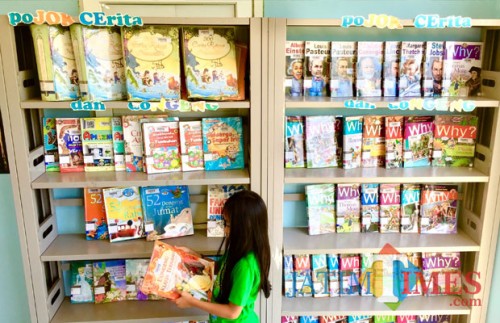 Salah satu anak sedang membaca buku di perpustakaan Huatn Kota Bondas sebelum pandemi di Kota Batu. (Foto: Irsya Richa/MalangTIMES)