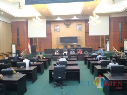 Suasana hearing Komisi B DPRD Jombang denan para PKL. (Foto : Adi Rosul / JombangTIMES)