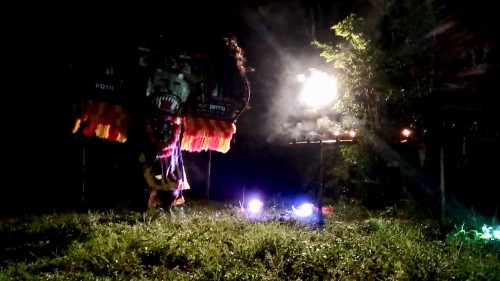 Sunarto saat melakukan ritual sambil menari reog di Dusun Sumberejo, Desa Sumberejo, Kecamatan Batu. (Foto: istimewa)