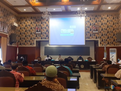 Pertemuan tokoh agama se-Kota Malang membahas perihal pelaksanaan salat Idulfutri 1441 H, di Balai Kota Malang, Rabu (20/5). (Arifina Cahyanti Firdausi/MalangTIMES).