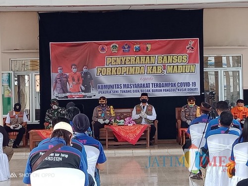 Wakil Bupati Madiun usai memberikan sambutan sebelum nembagikan paket sembako langsung pada masyarakat, Rabu (20/05/2020)
