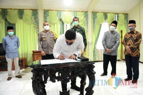 Wali Kota Kediri Abdullah Abu Bakar saat menandatangani maklumat bersama. (Ist)