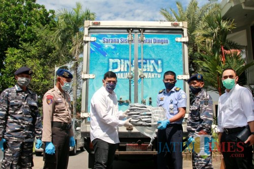 Walikota Kediri Abdullah Abu Bakar secara simbolis menerima bantuan ikan dari PPN Prigi. (Ist)