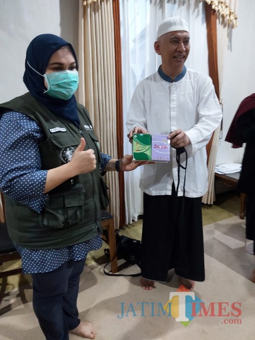 Akademisi UB sekaligus tokoh NU Kota Malang Prof Dr Ir Muhammad Bisri MS (kanan) memegang obat herbal Strovit dan Ifalmin. (Foto: Firdaus/MalangTIMES)