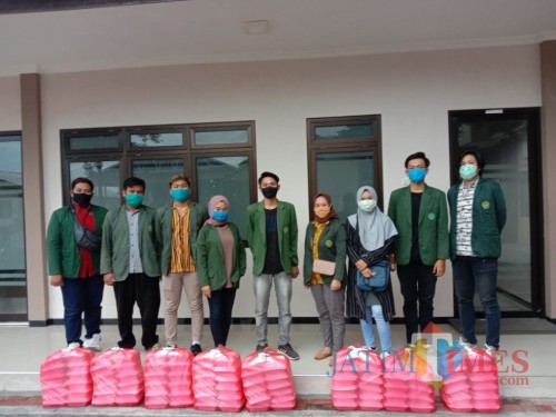 BEM Unisba Blitar aksi sosial berbagi nasi gratis kepada masyarakat.(Foto : Aunur Rofiq/BlitarTIMES)