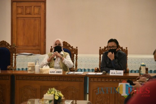 Bupati Jember dr. Faida MMR bersama dengan Kajari Jember, Dr. Prima Idwan Mariza, SH., M.Hum. pada acara FGD (foto : istimewa / Jatim TIMES)