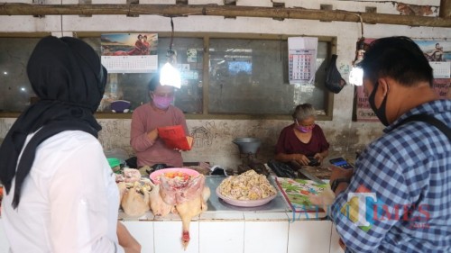 Kios daging ayam di pasar tradisional di Kota Blitar.(Foto : Aunur Rofiq/BlitarTIMES)