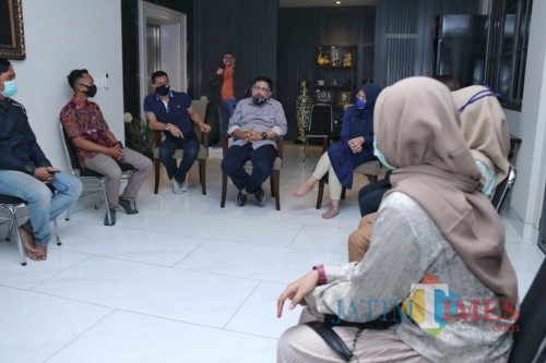 Machfud Arifin bersama para mahasiswa