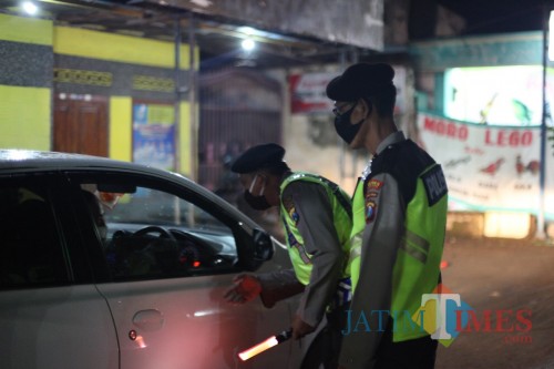 Pengawasan ketat dilakukan di perbatasan Kab Blitar.(Foto : Aunur Rofiq/BlitarTIMES)