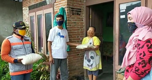 Penyaluran bantuan program sejuta sembako IMR bersama MalangTIMES kepada masyarakat di Malang Raya (Istimewa).