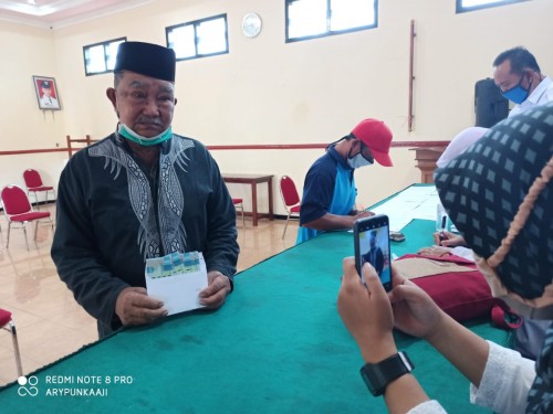 Salah satu warga yang menerima BLT-DS di Desa Sumberejo, Kecamatan Batu. (Foto: istimewa)