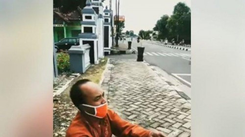 Viral video pria nangis jual blender demi beli beras. (Foto: screenshoot Facebook)