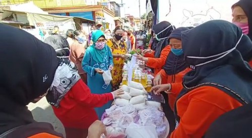 Antusiasme warga saat mengambil kebutuhan di Pasar Sedekah Kampung Sanan, Kota Malang, Jumat (22/5). (Foto: Humas Pemkot Malang).