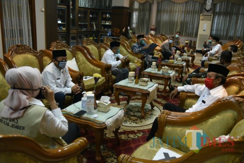 Bupati bersama jajaran Forpimda dan Ormas Keagamaan di Jember saat menggelar pertemuan dalam memutuskan ketentuan salat Id (foto : istimewa / Jatim TIMES)