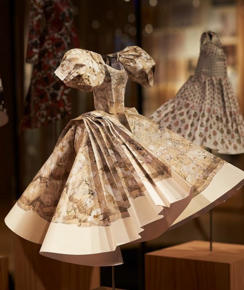 Hasil karya boneka kertas Alexander McQueen. (Foto: instagram @alexandermcqueen).