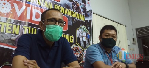 Jubir Gugus Tugas Percepatan Penanganan Covid 19 Tulungagung Bambang Triono (baju hitam). (Joko Pramono for Jatim TIMES)