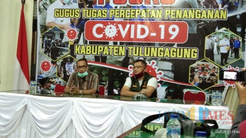 Jubir Gugus Tugas Percepatan Penanganan Covid-19 Tulungagung Bambang Triono (masker hijau). (Joko Pramono for Jatim TIMES)