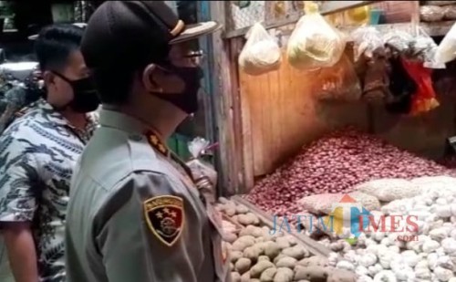 Kapolres Blitar AKBP Ahmad Fanani sidak pasar tradisional (Foto: Aunur Rofiq/ BlitarTIMES)