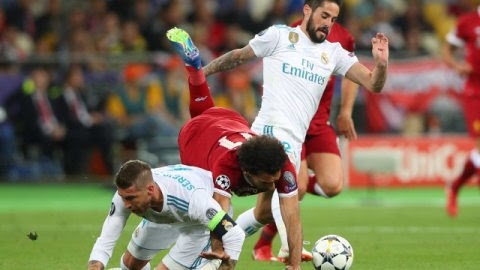 Momen Sergio Ramos lakukan tackle keras kepada Mohammed Salah (Reuters)