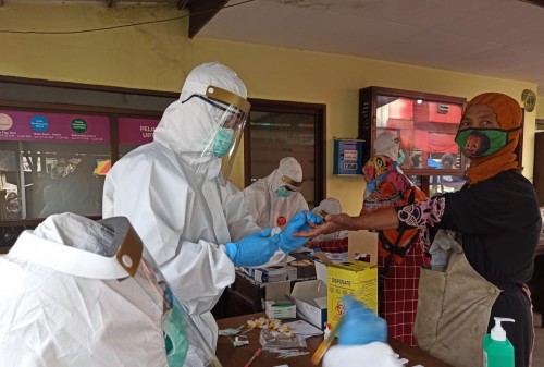 Pedagang pasar saat dilakukan test petugas menggunakan APD di Pasar Besar Kota Batu, Kamis (21/5/2020). (Foto: istimewa)