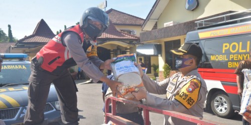 Pemberangkatan bantuan paket sembako dari Mako Polres Kota Madiun.