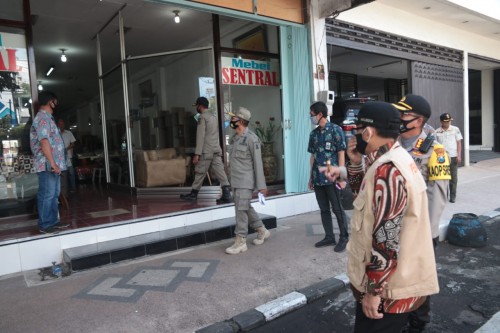 Penindakan kepada toko yang tak patuhi aturan PSBB Malang Raya beberapa aaat lalu (Humas Pemkot Malang).