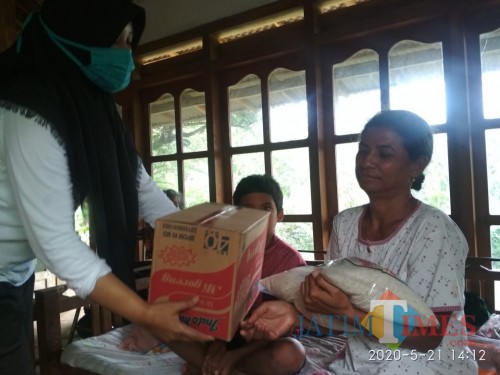 Penyaluran bantuan program sejuta sembako IMR bersama MalangTIMES kepada masyarakat di Malang Raya (Istimewa).
