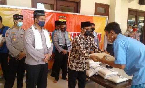 Penyampaian zakat fitrah oleh Kapolres Madiun Kota