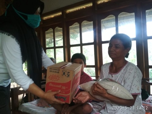Penyerahan bantuan dalam aksi tebar paket sejuta sembako IMR bersama MalangTIMES (Istimewa)