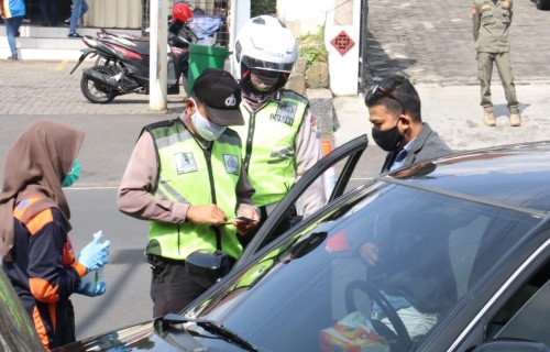 Petugas saat melakukan pemeriksaan di Jalan Trunojoyo, Kecamatan Batu. (Foto: istimewa)