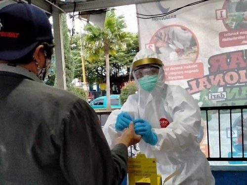 Petugas saat melakukan test kepada pedagang di pasar besar kota Batu. (Foto: istimewa)