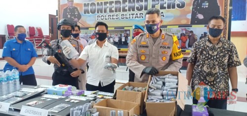 Polres Blitar Kota amankan tersangka dan bahan petasan jelang Lebaran.(Foto : Aunur Rofiq/BlitarTIMES)