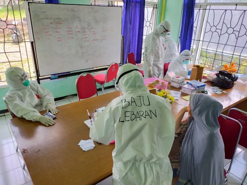Salah satu tenaga kesehatan menggunakan APD bertuliskan ‘Baju Lebaran' di BPP Sisir. (Foto: istimewa)