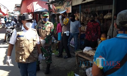 Bupati Blitar Rijanto memimpin langsung sidak di Pasar Wlingi.(Foto : Aunur Rofiq/BlitarTIMES)